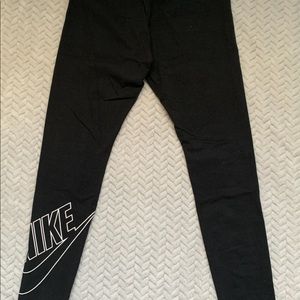 XS women’s Nike logo legging(NEVER WORN)